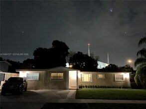 2221 NW 196th Terrace in Miami Gardens, FL - Foto de edificio - Building Photo