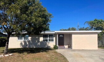 2173 Barry Dr in Ft. Myers, FL - Building Photo