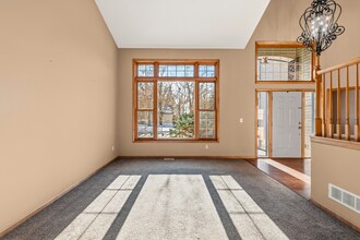 1517 Covington Ln in Eagan, MN - Foto de edificio - Building Photo