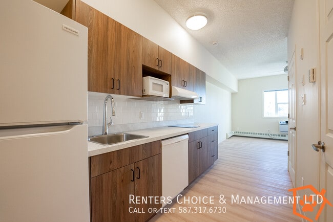 SENIOR LIVING IN THE EDWARDS ,First Floor Bachelor Suite in Lethbridge, AB - Building Photo - Building Photo