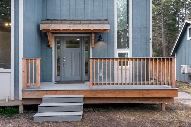 24 Ranchette Dr in Bigfork, MT - Foto de edificio - Building Photo
