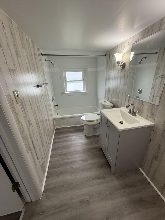 216 Neil St, Unit upper