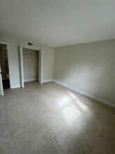 3101 Oakland Shores Dr in Oakland Park, FL - Foto de edificio - Building Photo