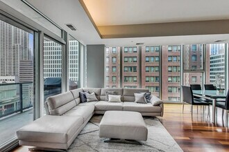 550 N St Clair St in Chicago, IL - Building Photo - Building Photo