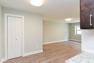 503 W Barry Ave, Unit J02W in Chicago, IL - Foto de edificio - Building Photo