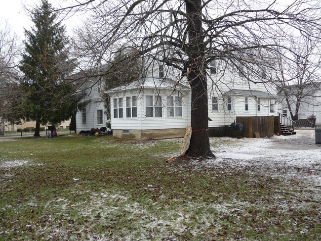 611 N Water St, Unit #4 in Sparta, WI - Building Photo - Building Photo