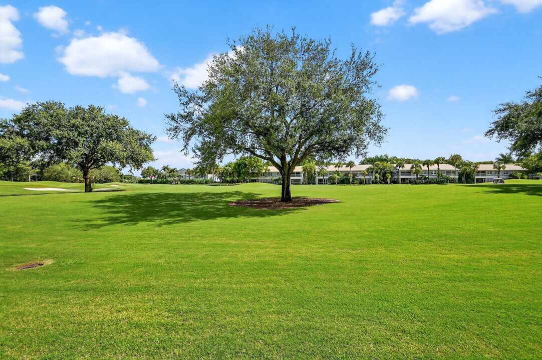 4553 Barclay Fair Way in Wellington, FL - Building Photo