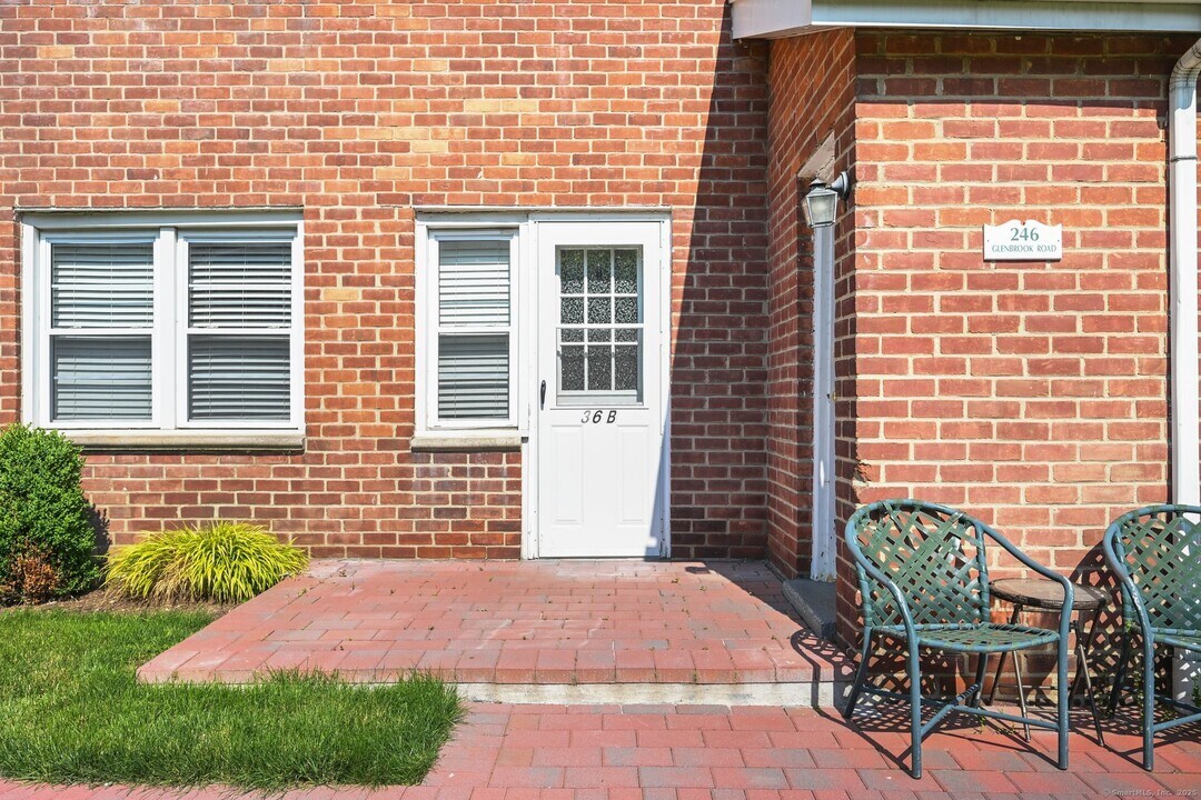 246 Glenbrook Rd in Stamford, CT - Building Photo