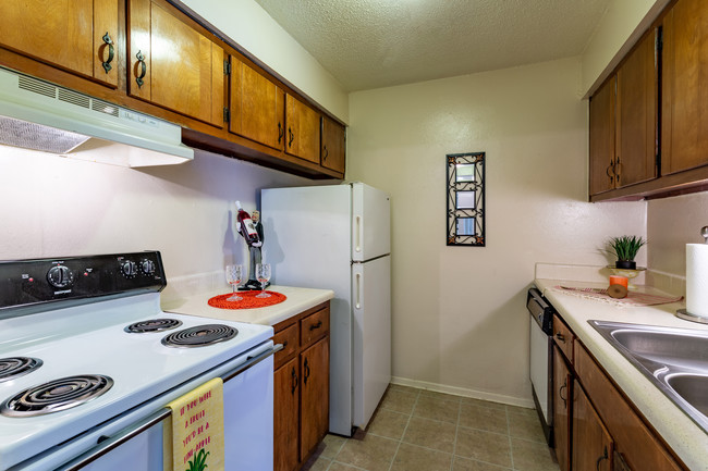 South Glen Apartments in Tulsa, OK - Building Photo - Interior Photo