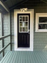 3560 Quaker Ln in North Kingstown, RI - Building Photo