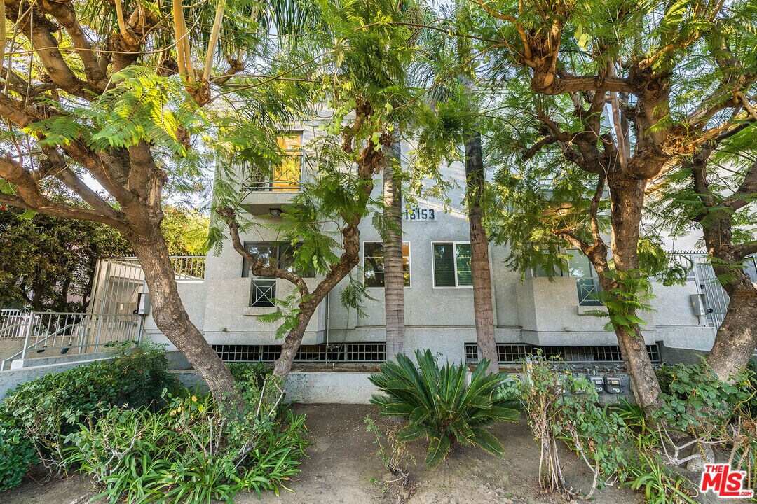 15153 Burbank Blvd in Los Angeles, CA - Building Photo