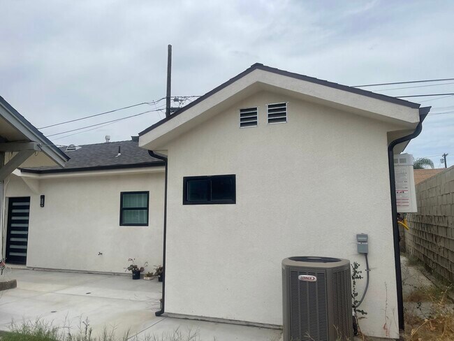 10863 Nettleton St in Sun Valley, CA - Building Photo - Building Photo