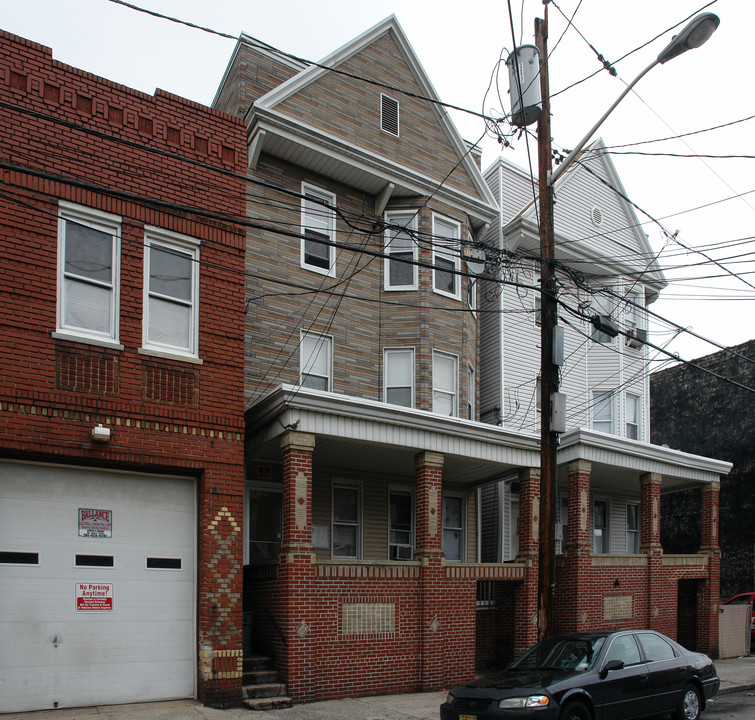 21 W 18th St in Bayonne, NJ - Building Photo