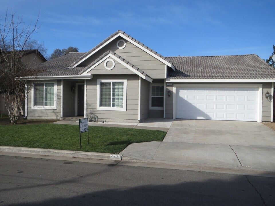 7333 N Backer Ave in Fresno, CA - Foto de edificio