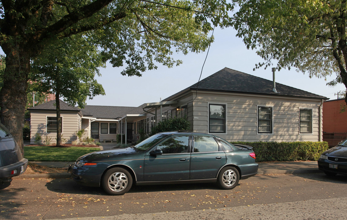 1625 SE Rural St in Portland, OR - Foto de edificio