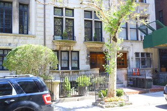 311 W 75th St in New York, NY - Foto de edificio - Building Photo