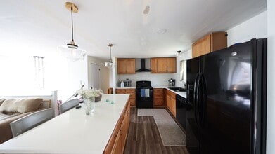 911 NW Hiyu Dr in Oak Harbor, WA - Building Photo - Building Photo