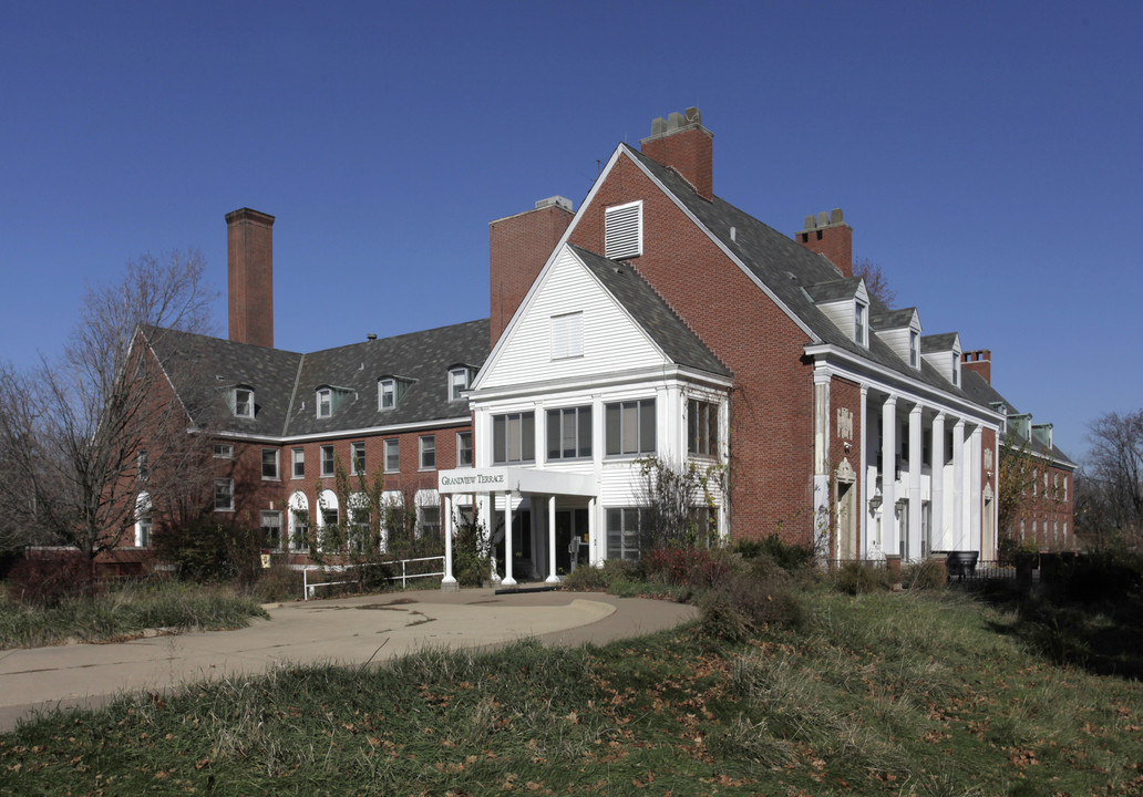 Grandview Terrace in Davenport, IA - Building Photo