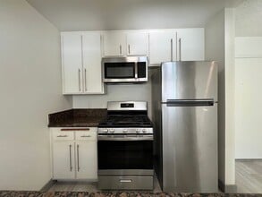 3715 S Canfield Ave, Unit 204 in Los Angeles, CA - Building Photo - Building Photo