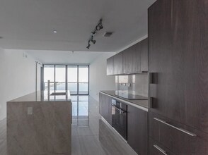 3131 NE 7th Ave, Unit 4102 in Miami, FL - Foto de edificio - Building Photo