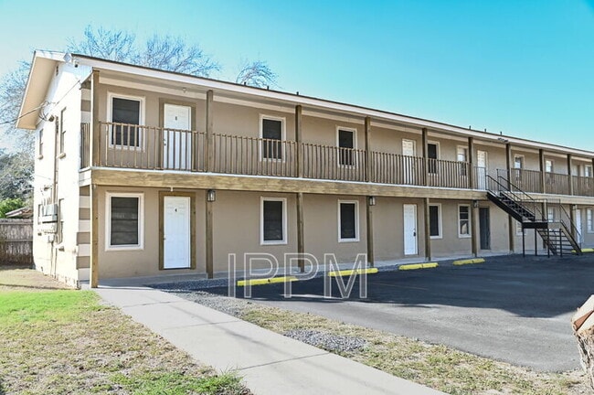 property at 1141 W Acacia Ave