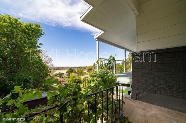 property at 953 N Compton Rd