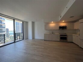 55 SW 9th St in Miami, FL - Building Photo