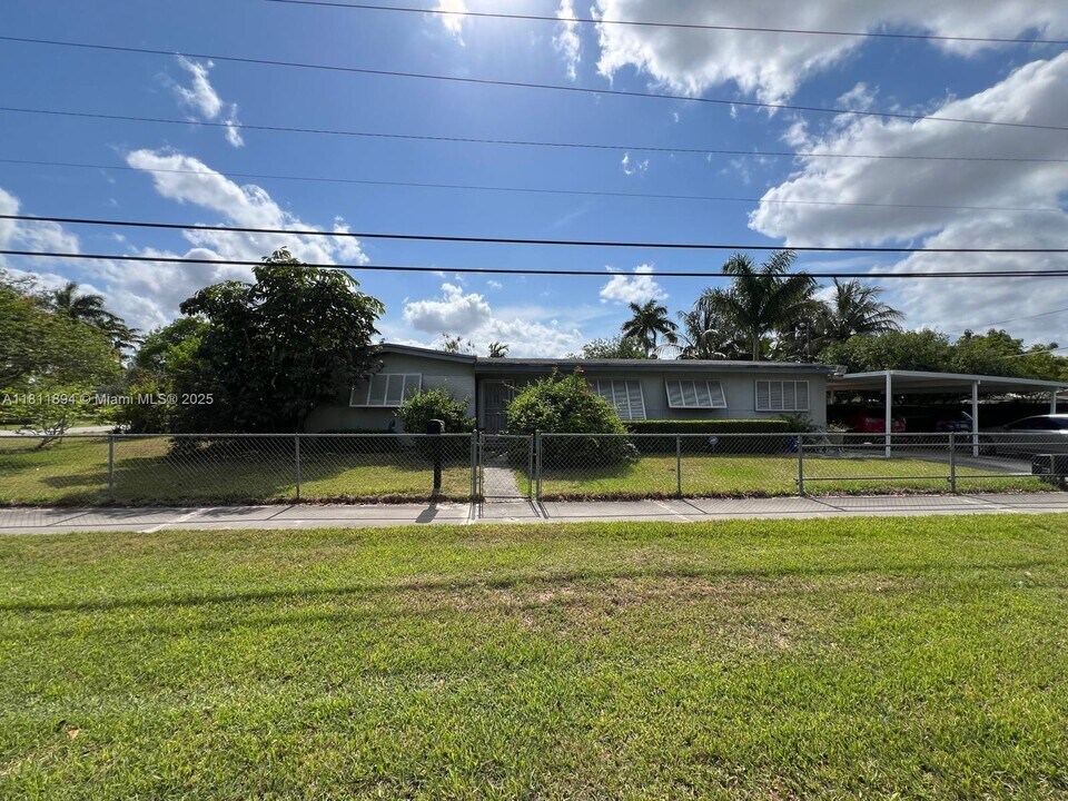 900 NW 14th Ave in Homestead, FL - Building Photo