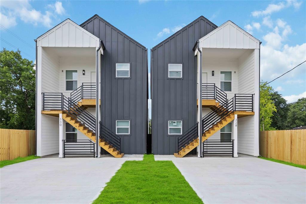 330 Clearwater St in Houston, TX - Building Photo