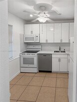 7897 Golf Cir Dr in Margate, FL - Building Photo