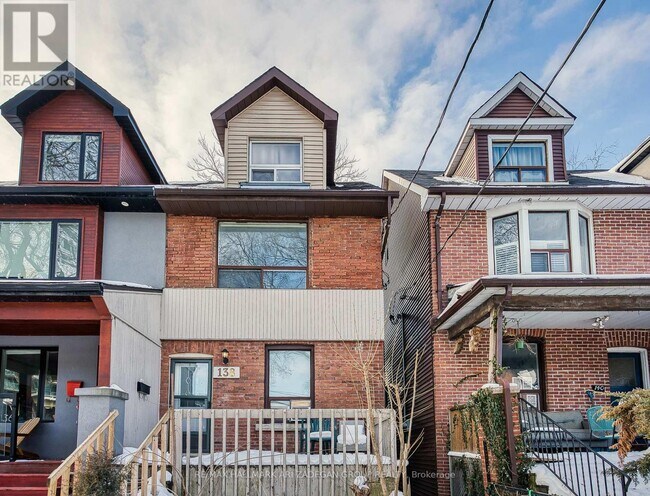 138 Booth Ave in Toronto, ON - Building Photo - Building Photo