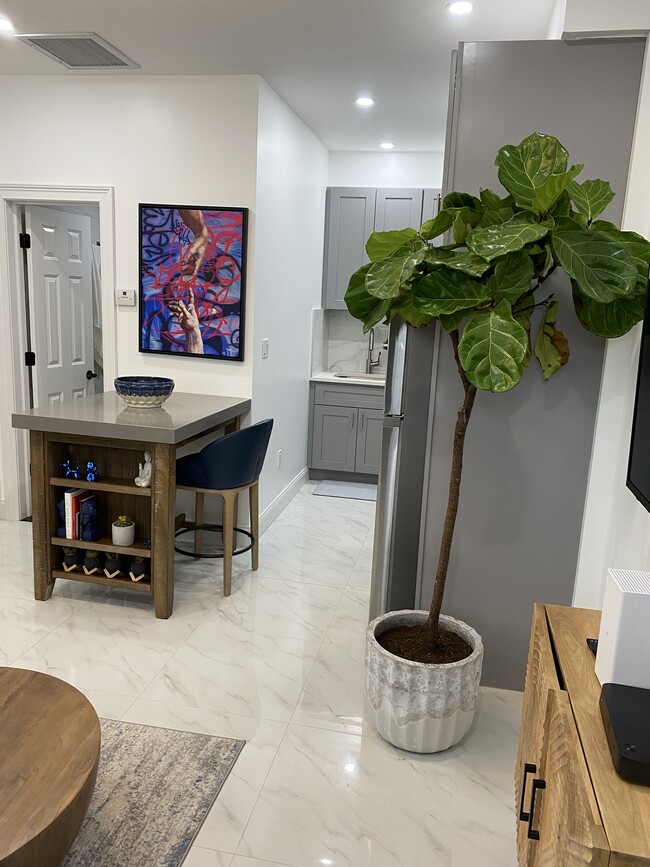 24455 61st Ave, Unit 1R in Little Neck, NY - Foto de edificio - Building Photo