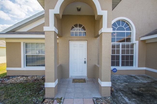 3 Bed 2 Bath Home with Stainless Steel App in Kissimmee, FL - Foto de edificio - Building Photo