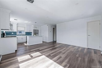 1 Pequot Ave in Port Washington, NY - Building Photo - Building Photo