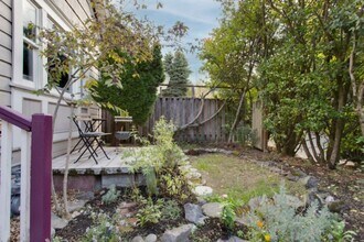 1913 SE Stark St in Portland, OR - Foto de edificio - Building Photo