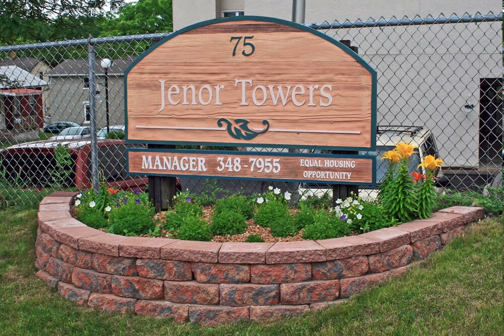 Jenor Towers in Platteville, WI - Foto de edificio