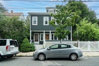9 Victoria St, Unit 9 in Somerville, MA - Foto de edificio - Building Photo