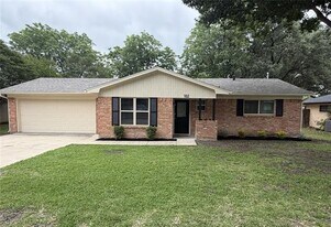 102 Cherokee Ct in Waxahachie, TX - Building Photo