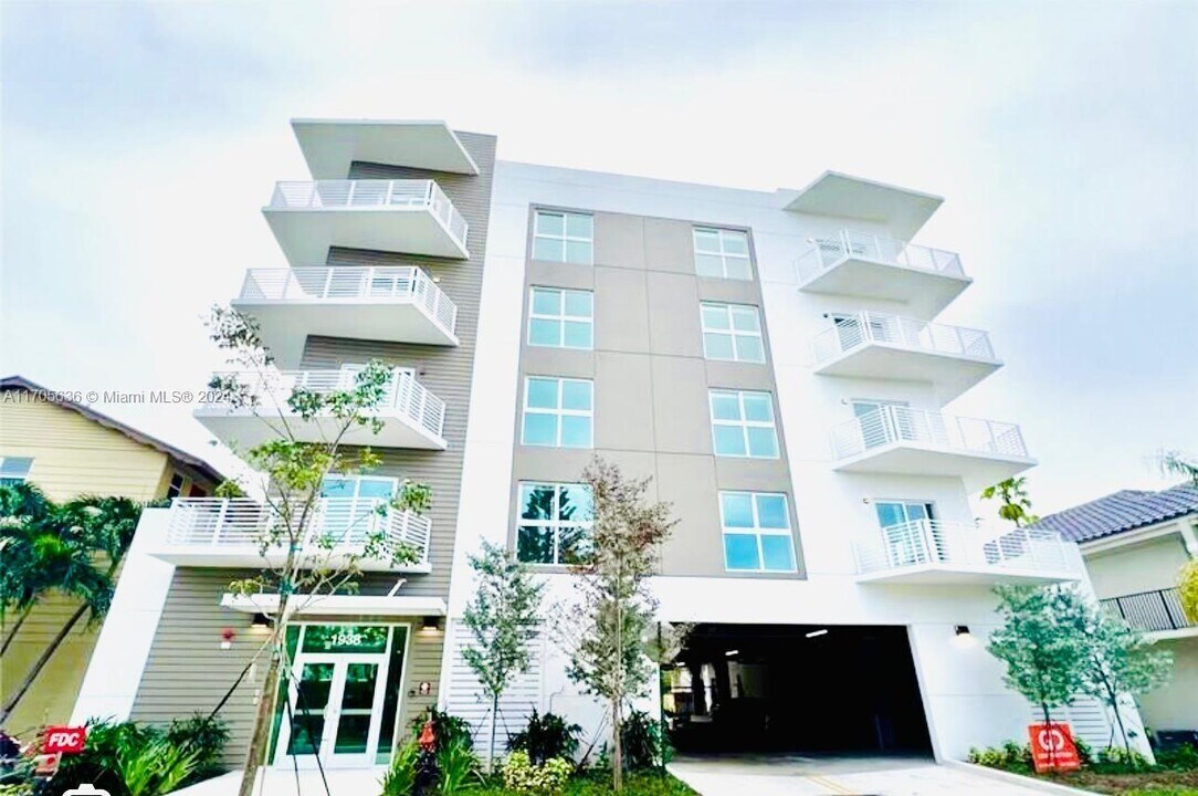 1938 Jackson St, Unit 502 in Hollywood, FL - Building Photo