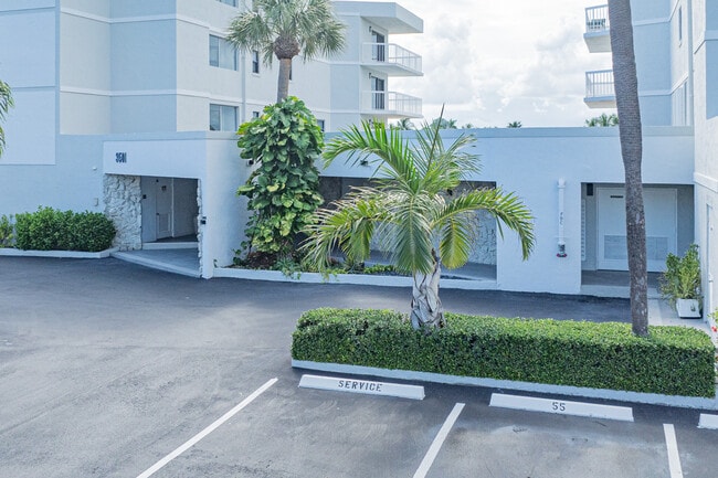 Beauvois on the Lake Condos in Palm Beach, FL - Building Photo - Building Photo