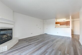 2606 S Durango Dr in Las Vegas, NV - Building Photo - Building Photo