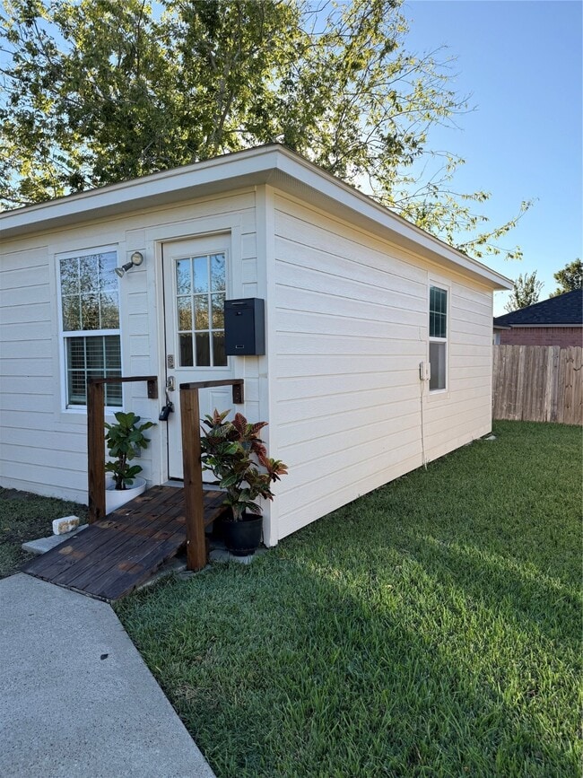 property at 5519 Rio Sabinas St