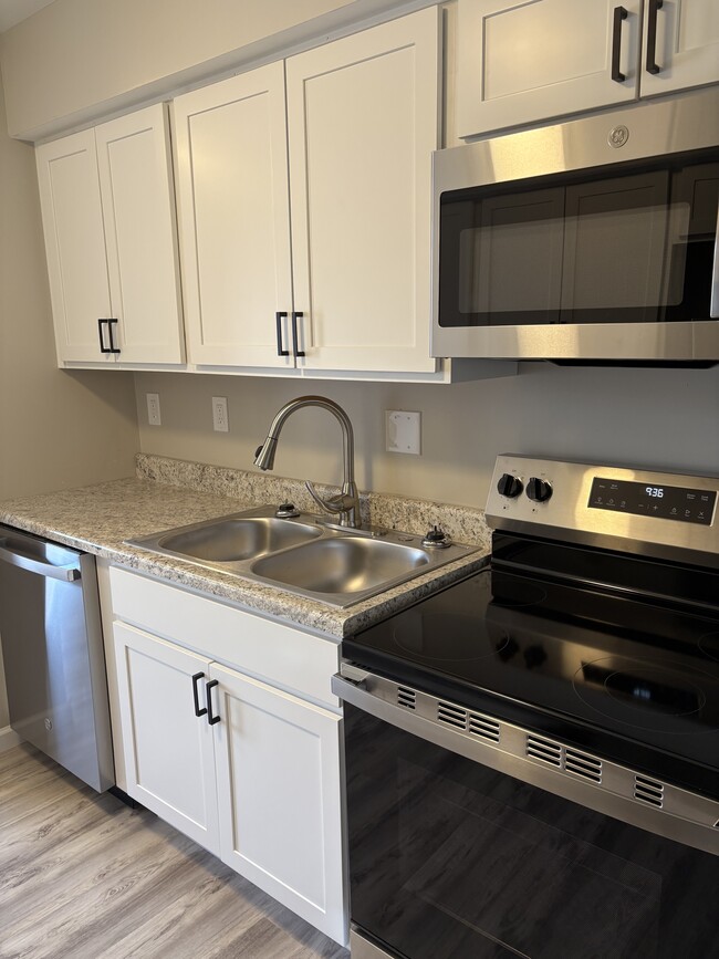 The Oaks Apartments in Dunbar, WV - Building Photo - Building Photo