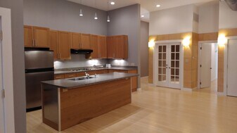 100 W Market St, Unit 2B in Warsaw, IN - Building Photo
