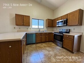 7966 S New Abbey Dr in Tucson, AZ - Building Photo - Building Photo