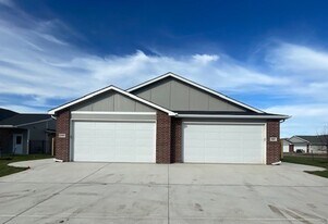 3803 S Bluelake Ct in Wichita, KS - Building Photo