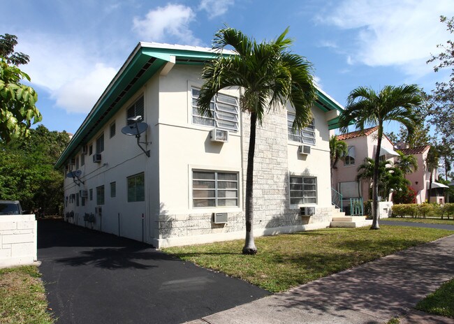 115 Salamanca Ave in Coral Gables, FL - Foto de edificio - Building Photo