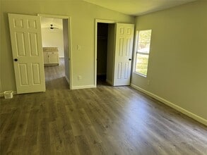 1915 W Sealy St in Alvin, TX - Building Photo - Building Photo