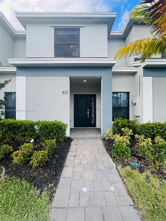 413 NE 1st Ave in Florida City, FL - Building Photo