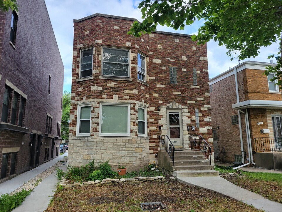 6221 N Albany Ave in Chicago, IL - Building Photo